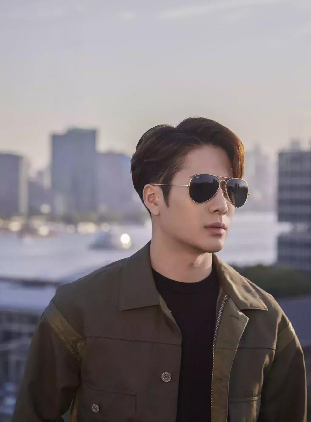 王嘉尔身着一身粉衣现身机场,王嘉尔受很多女星欢迎国外粉丝