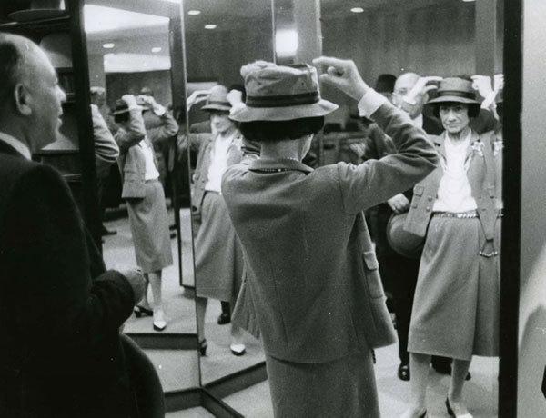 她是时尚界大V，交往过7个男人却终身未嫁，女人梦想拥有她的包包