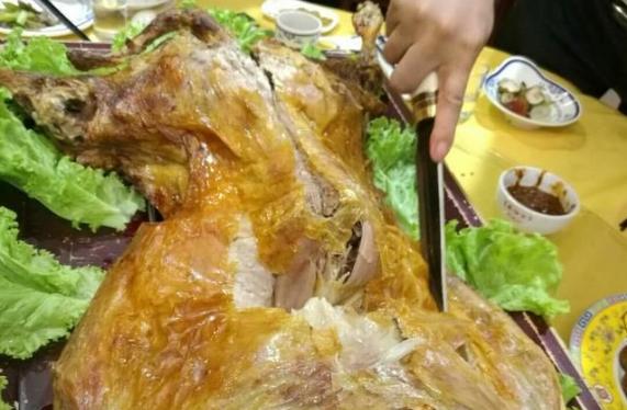 新疆烤全羊深度解析,新疆烤全羊最新消息