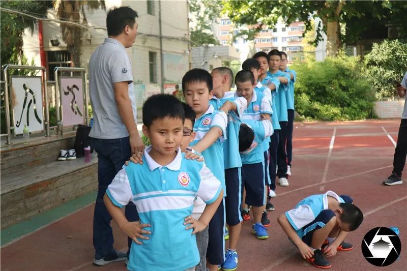 西安北郊教孩子踢足球的地方,社区教小朋友踢足球