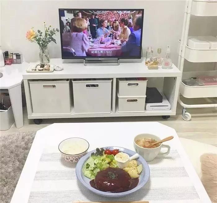 28岁郑爽卧室曝光引热议：“性冷淡”的人生，真的很爽