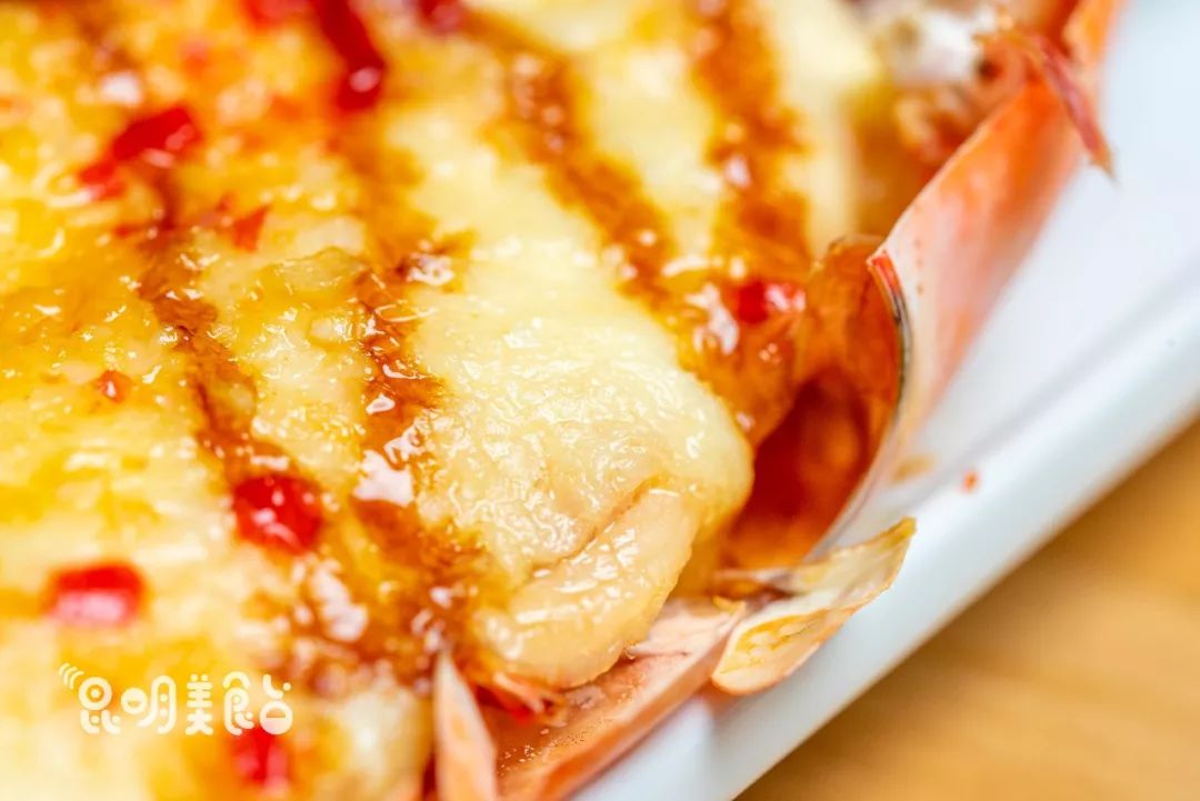 在昆明，第一次见200斤的大鱼，蘸着芥末生吃超爽