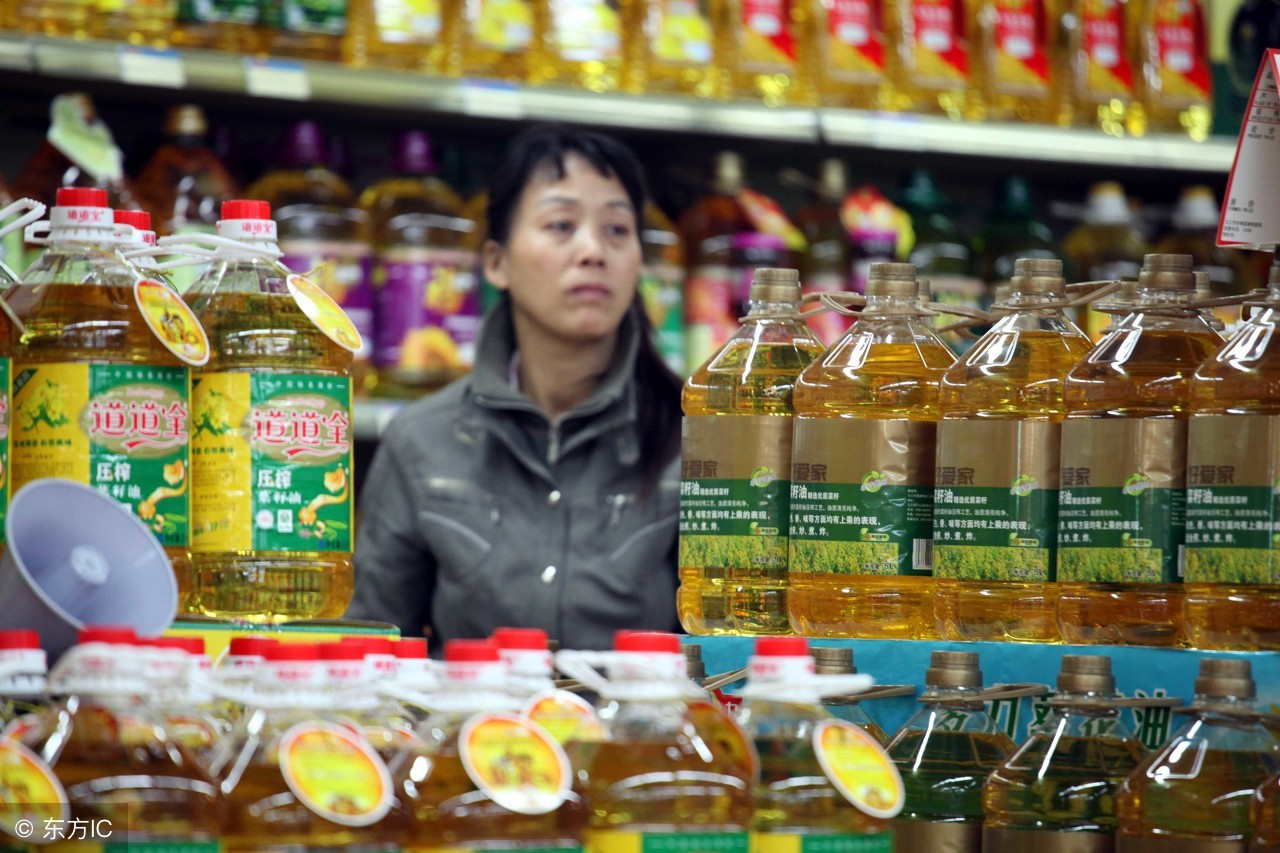 菜籽油颜色有深有浅是咋回事,外婆香菜籽油颜色深和浅什么区别