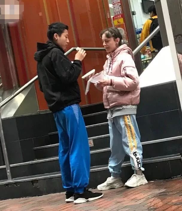 成龙20岁女儿传婚变，清空秀恩爱照片，同性妻子发文称旧照恶心