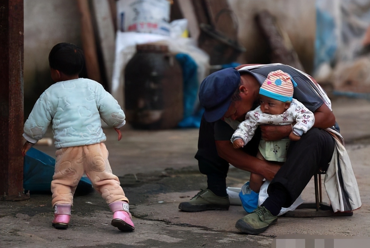 老人对待孙子和外孙子的区别在哪,老人对外孙和孙子一样吗