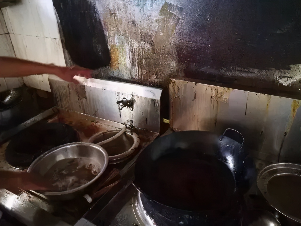 灶台油垢太脏难清洁,灶台油污太重粘一起怎么解决