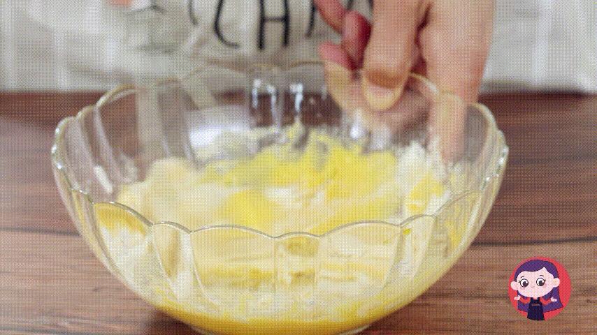 烤箱版蛋糕胚蛋白打发状态,烤箱奶香蛋糕的做法