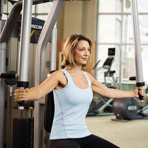 锻炼胸部的自制器材,胸部左右推胸练习