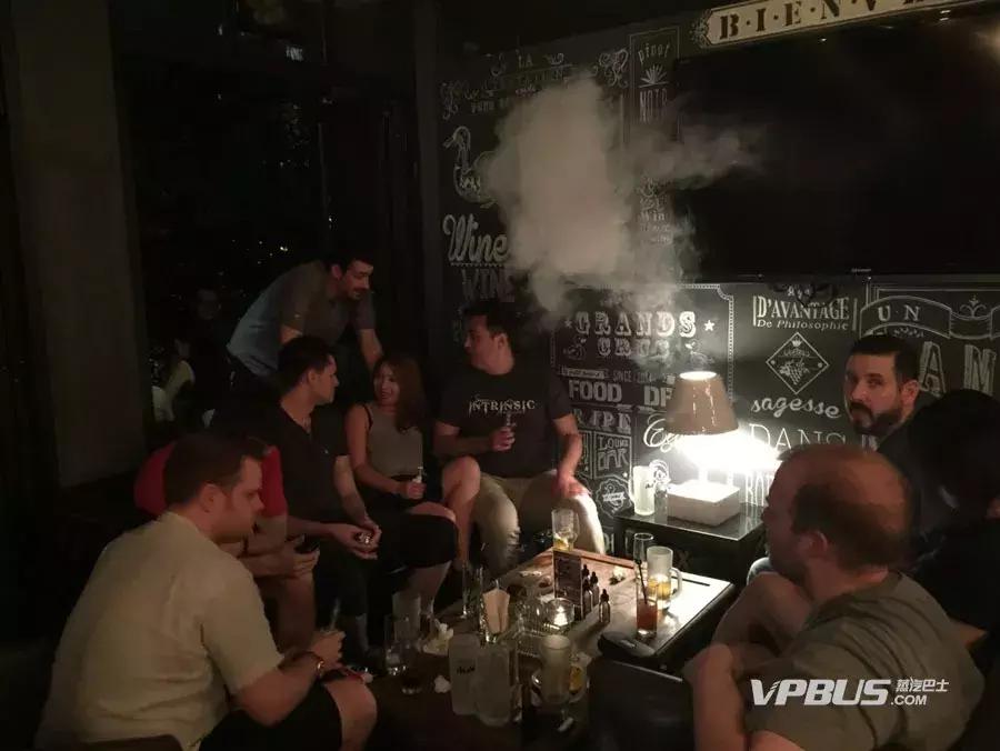 *子烟电**实体店揭秘:关门潮背后捅出一个假货天堂