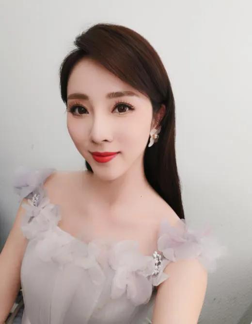 央视主持李思思瘦过头了,央视主持人李思思的成功之路