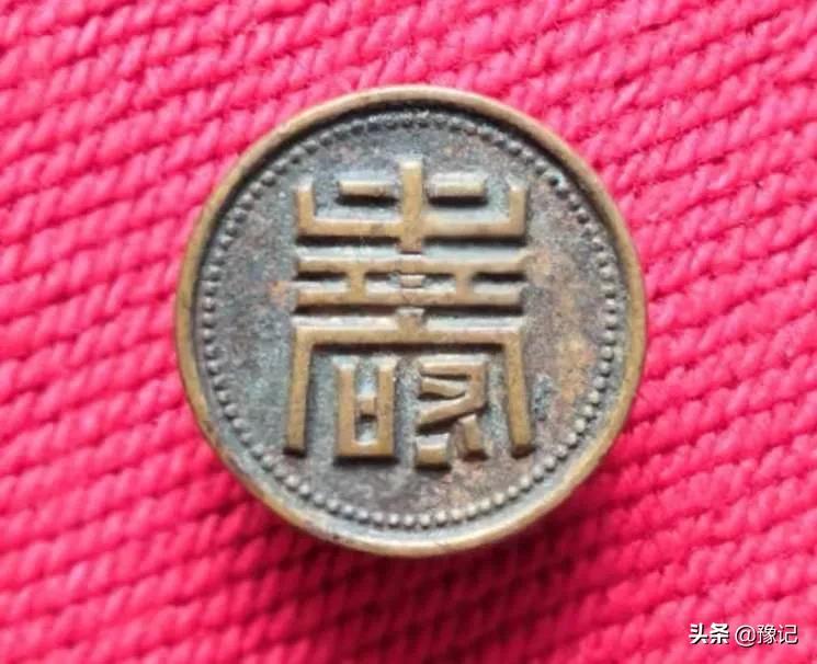 安阳出了个纽扣收藏家，三十公斤藏品藏着大世界|豫记