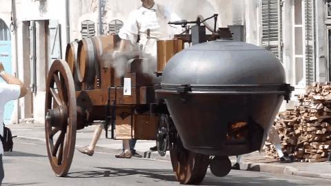 听过不一定见过！街头惊现百年前烧锅炉的蒸汽车，让人大开眼界