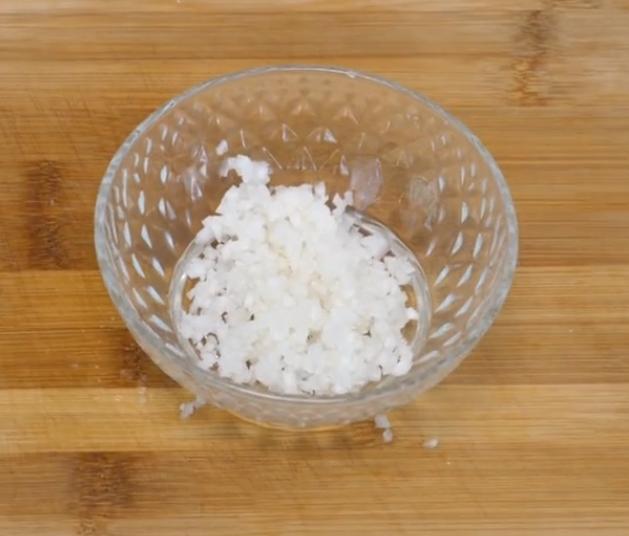 如何去除床单上顽固血渍,床单上的新鲜血渍怎样快速清除