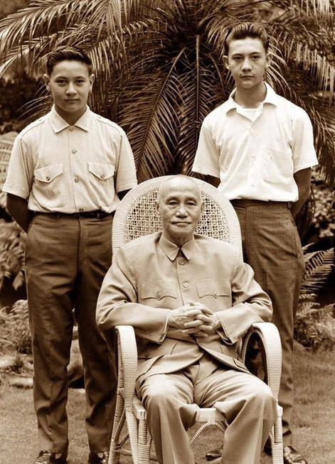 10大元帅本应两位姓叶，叶挺功在何处？毛主席亲修入*党**书说明一切