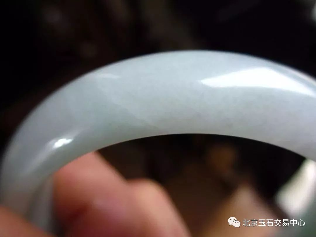 手镯小了佩戴手镯方法,怎么戴手镯不容易变形开口