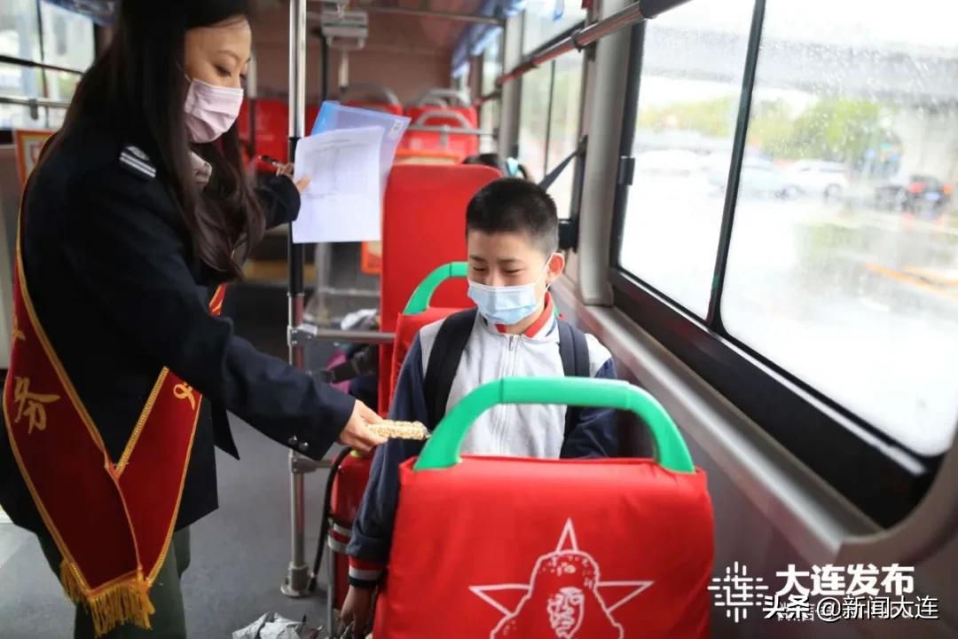 风雨中,“神兽”们返校了