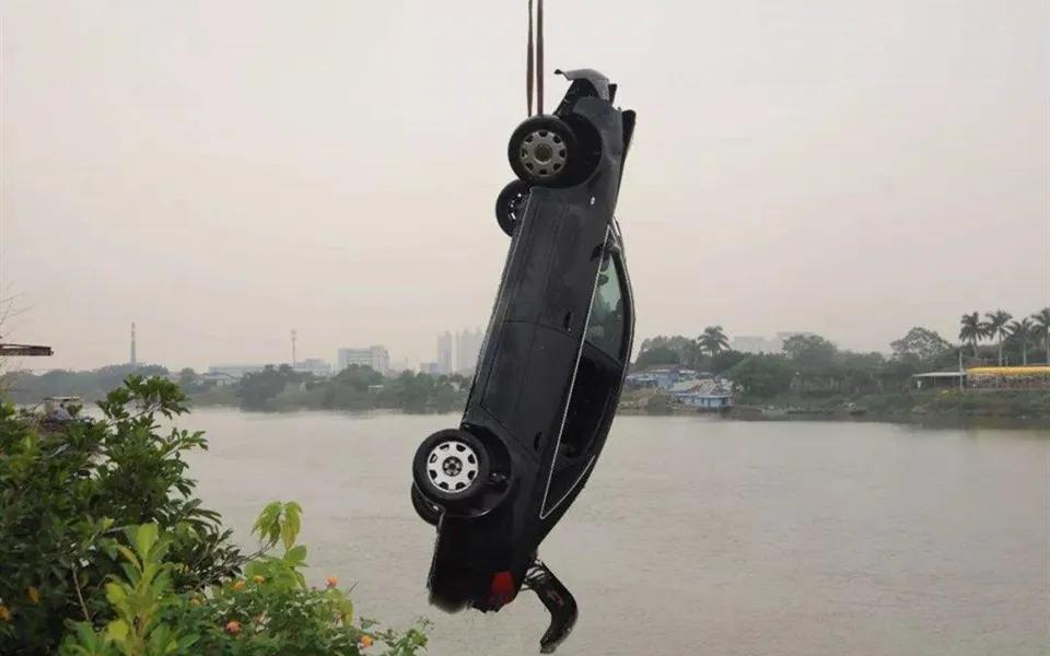 汽车落水的救命方法你一定要知道,汽车落水一招保命