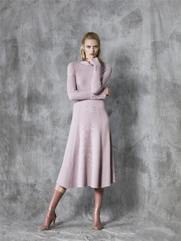 40岁女人穿毛衣搭配什么裤子,50岁女人毛衣配裙子的经典搭配