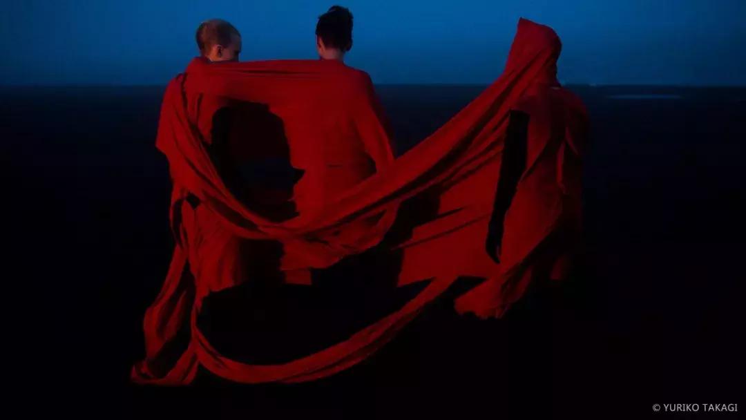 25年前，一个日本人带着天价衣服到中国，给西北人拍了一批硬照