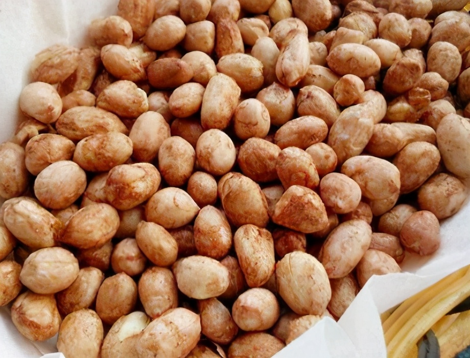 盐炒花生又香又脆,花生放白糖炒