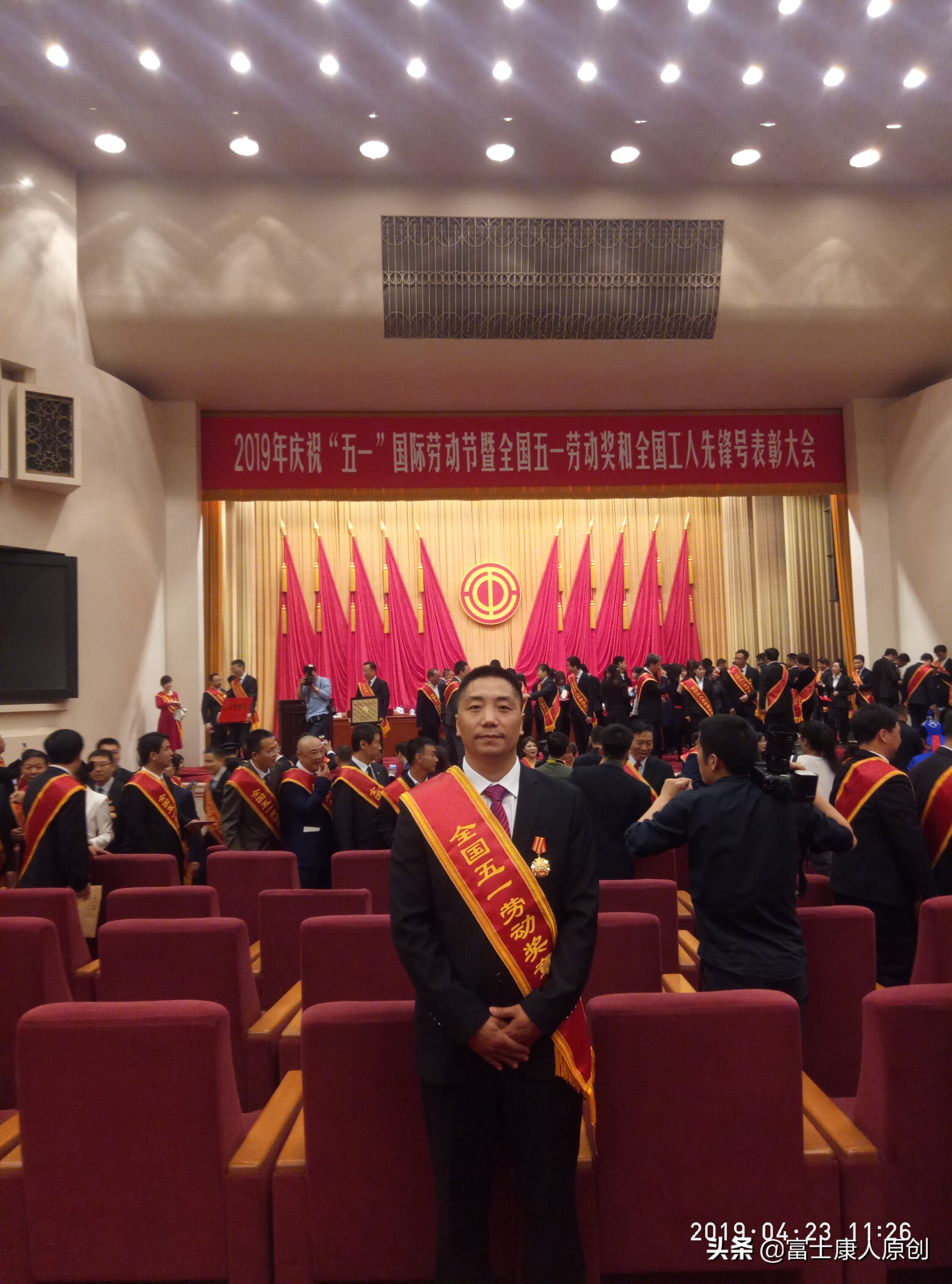 苦练叉车20年，农家小伙成富士康“车神”，到人民大会堂接受表彰