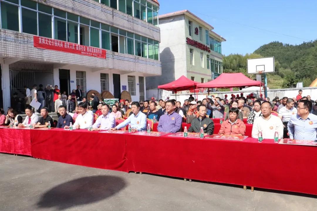 大爱无疆公益活动爱心在传递,爱心慈善协会爱心助学捐赠活动