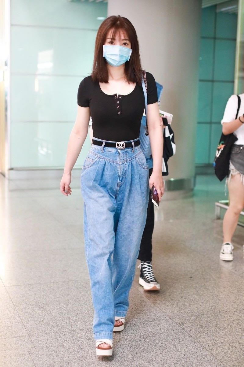 柳岩穿深v礼服展示身材,柳岩穿衣显身材走红