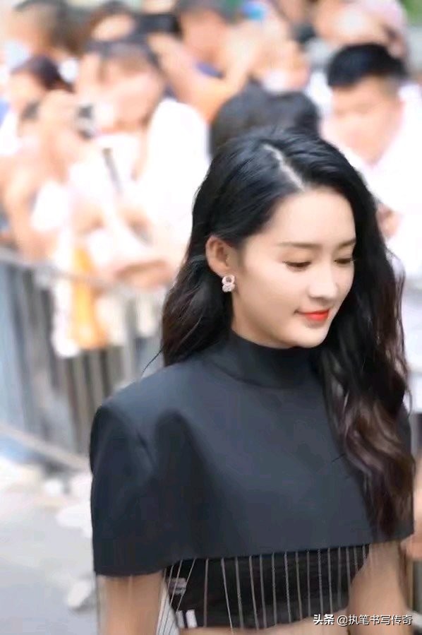 李沁走在路上的视频,李沁成长的路上必定经历很多风雨