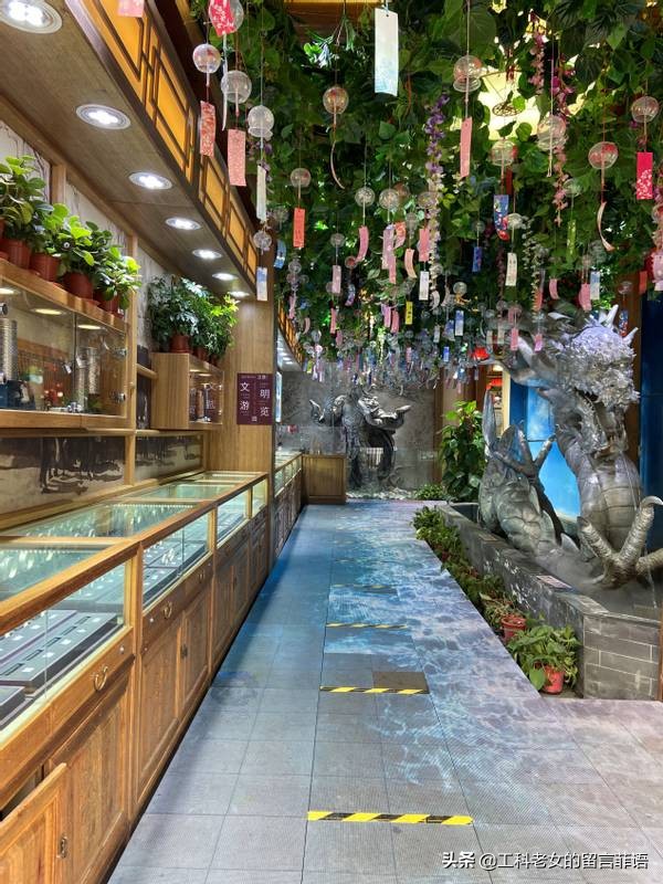 曾经人满为患的南锣鼓巷，在除夕当天有点冷清