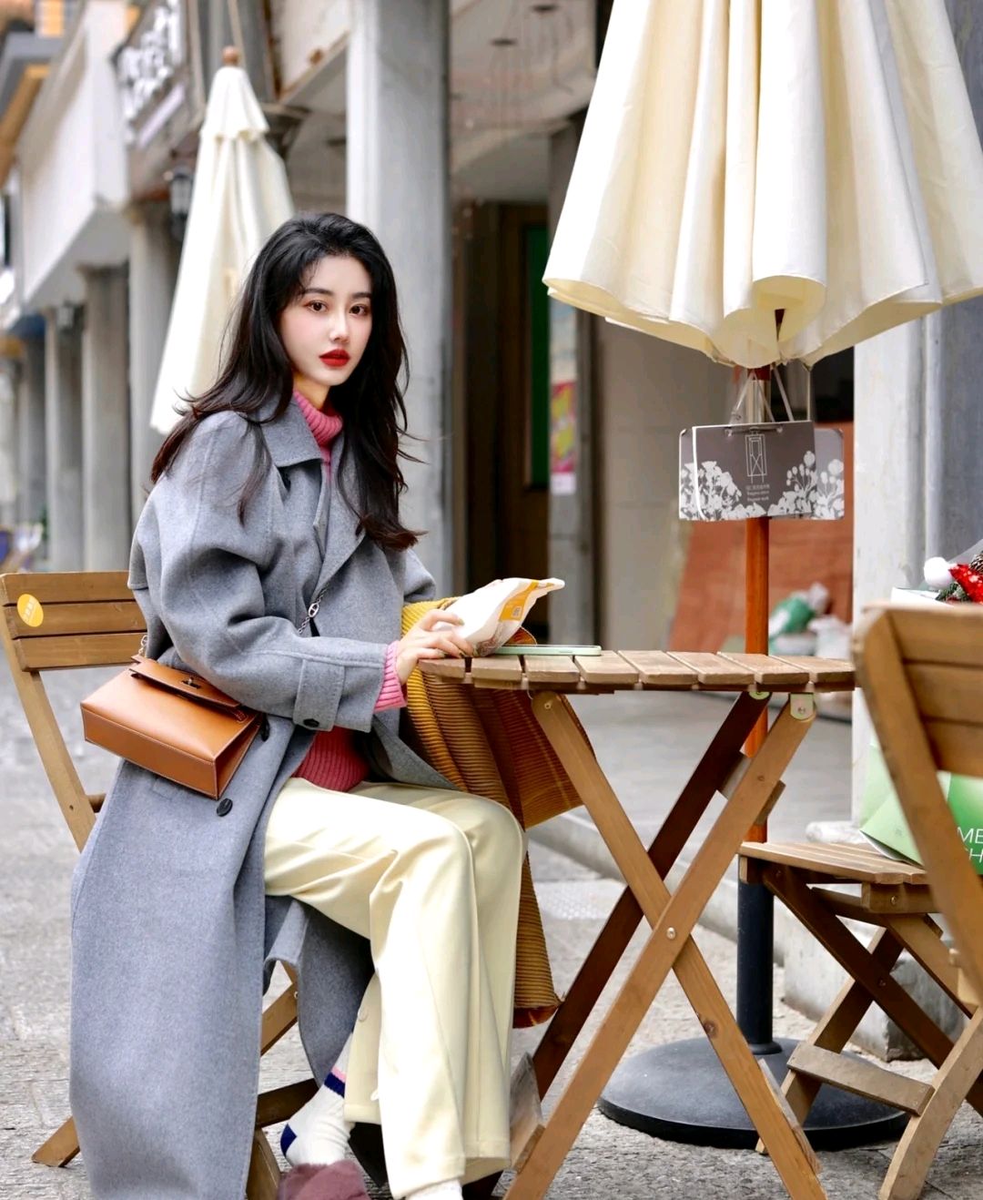 宽松毛衣叠穿搭配冬季,冬季黑色大衣和白色带帽毛衣穿搭