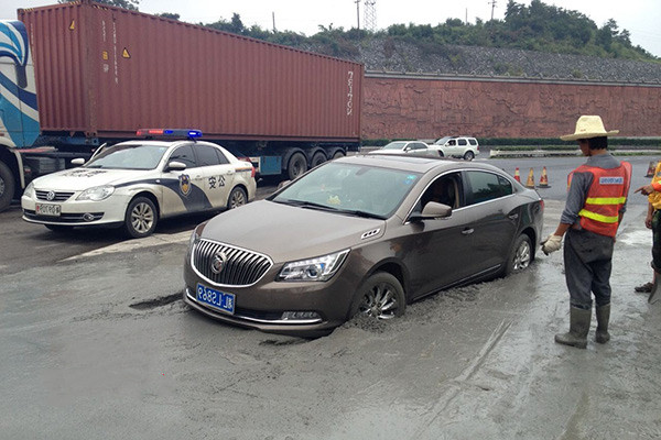 车轮胎被锁的正确处理方法,汽车轮胎上有小铁片怎么办