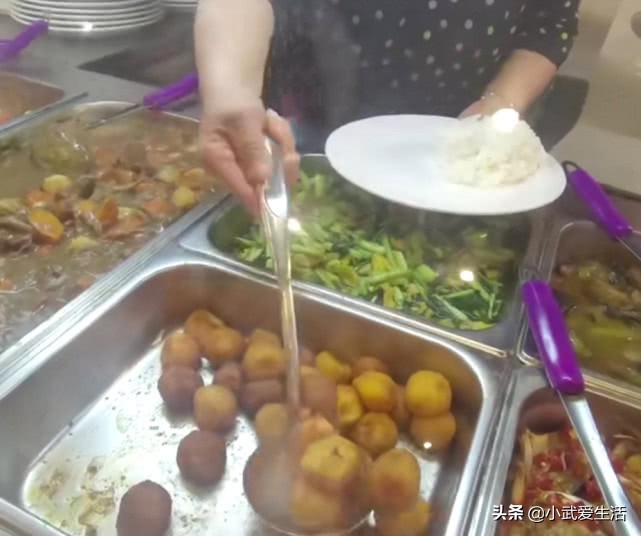 东北15元自助快餐火爆场面,快餐自助餐13元选几种菜才不会亏