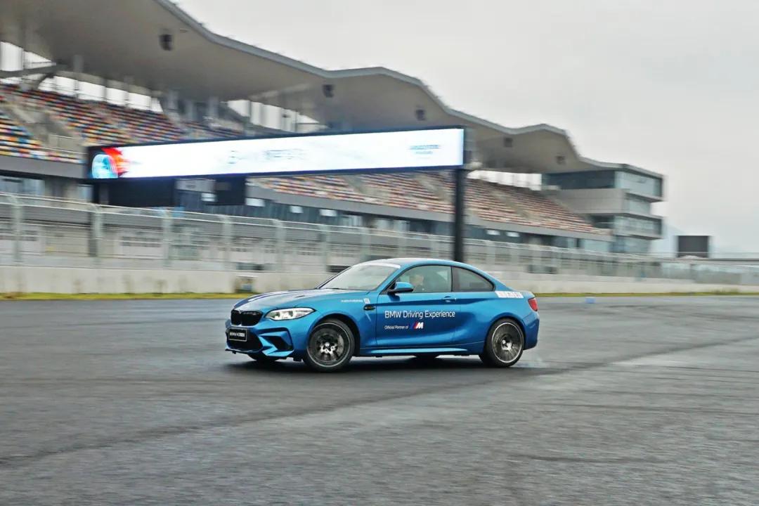 拒绝‘器材*党**’价值三千的BMW精英驾驶到底能学到什么？