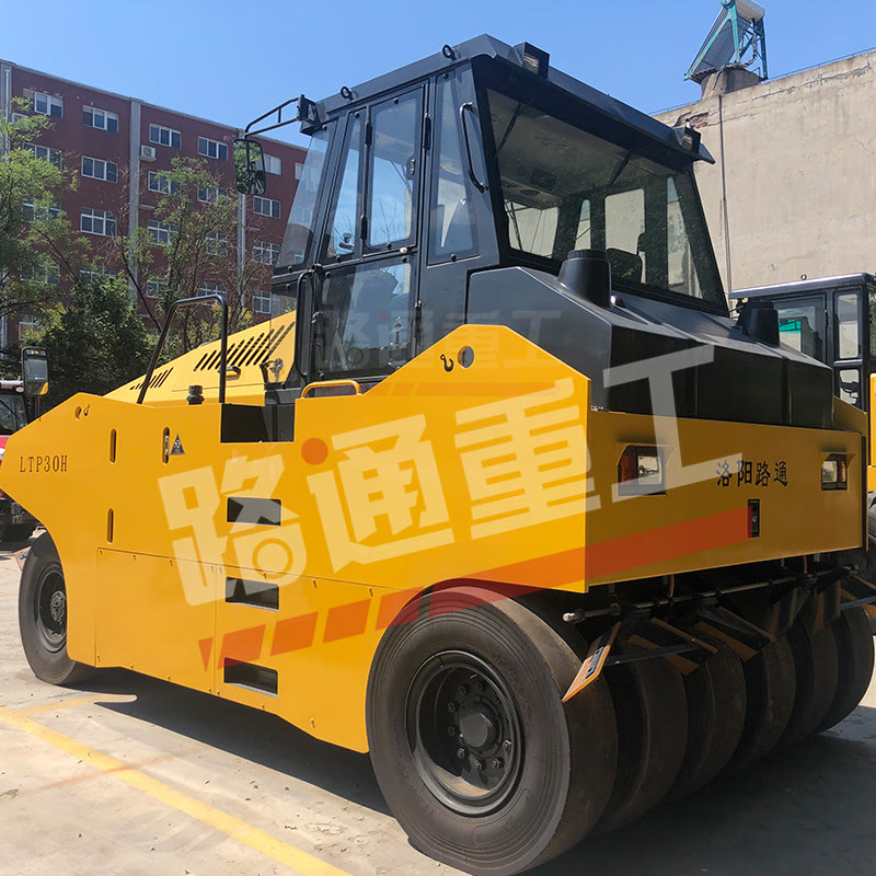 高速路油面摊铺作业流程,大型压路机压沥青路面视频