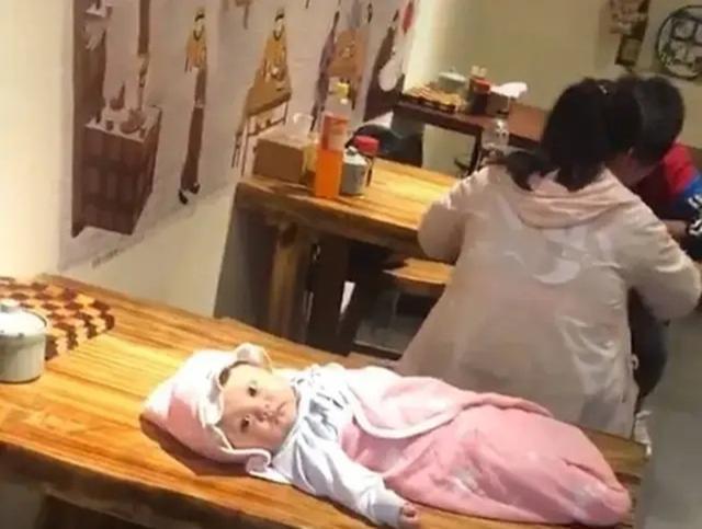 宝宝吃饭爱说话怎么办,宝宝吃饭哭闹怎么教育