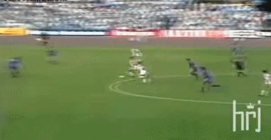 支点中锋踢前腰,足球支点中锋的位置和打法