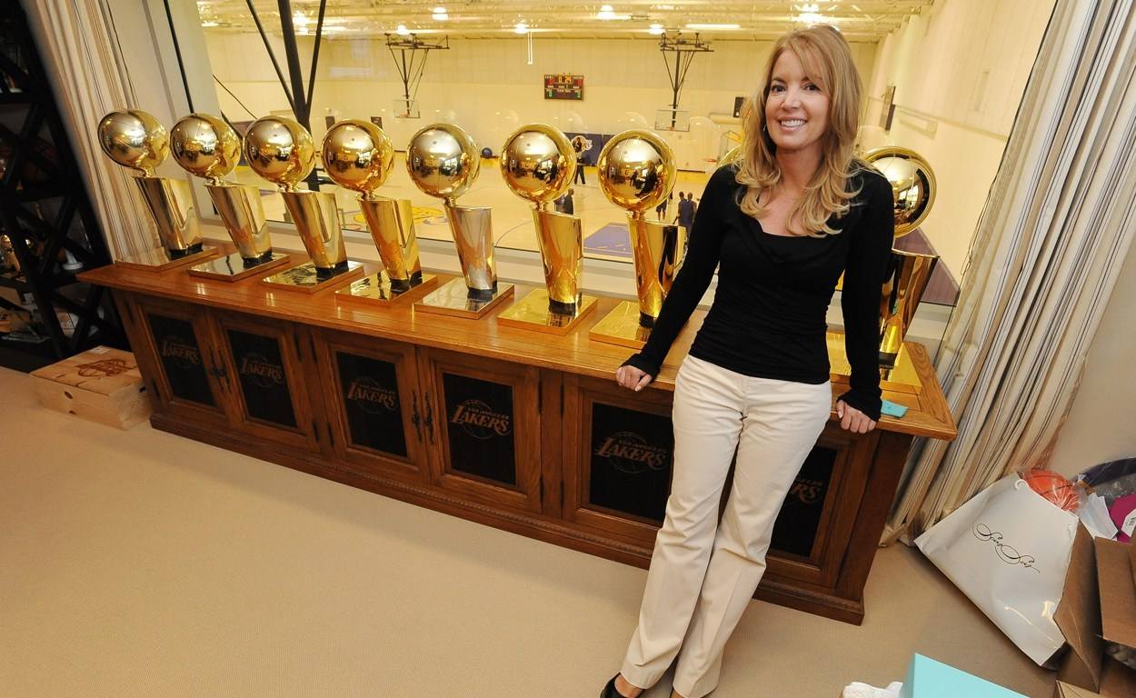 魔术师约翰逊喊话珍妮巴斯,湖人珍妮巴斯谈湖人被淘汰