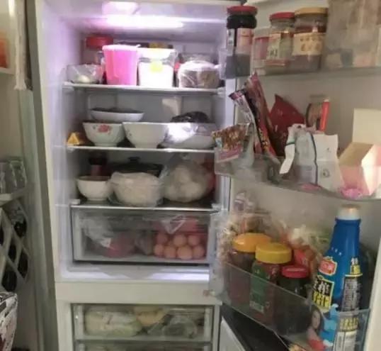 父母看儿子带了100个包子！留学生笑而不语：你是没见过我爸妈……