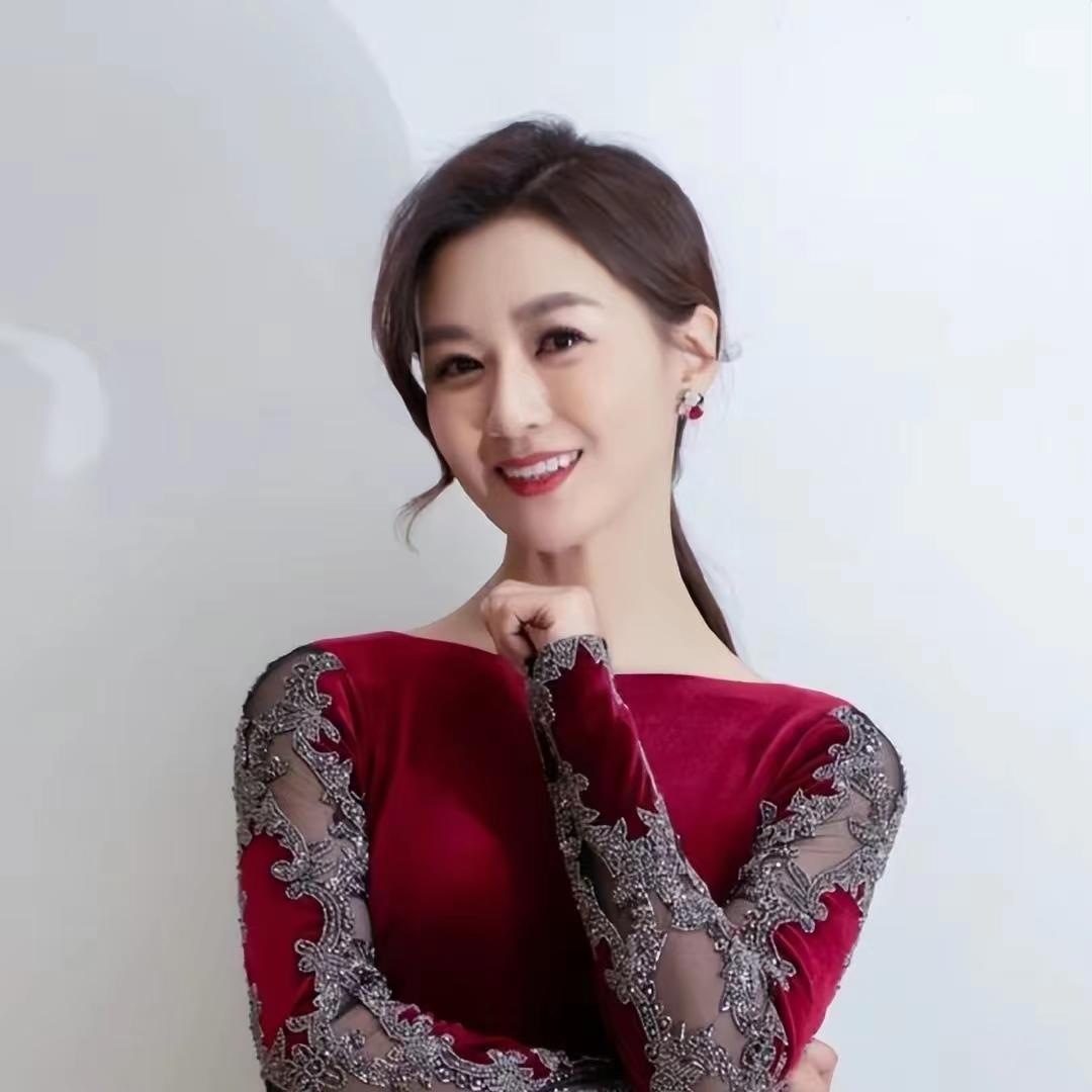 李铁老婆龙菲的钱能追回来么,足球张鹭妻子