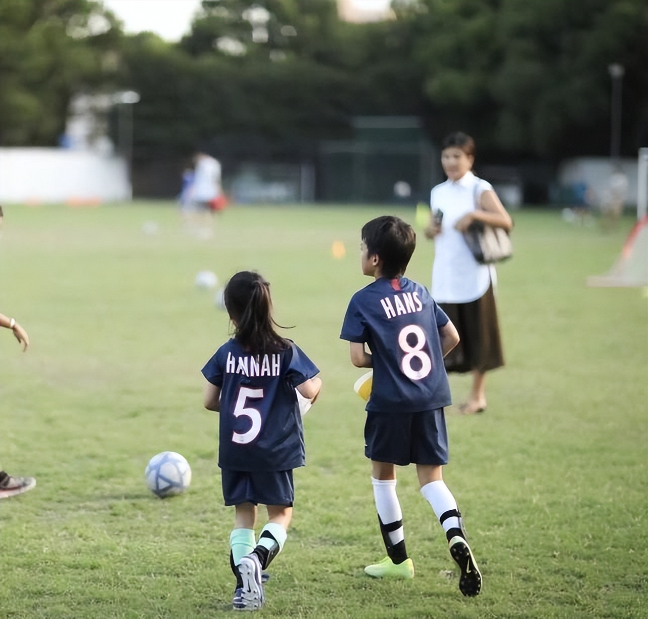 孙俪晒带儿女游玩照,孙俪晒与亲妹妹同框照