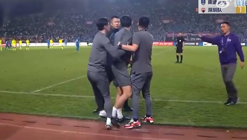 中超奇葩裁判再出神判罚,中超严惩裁判争议判罚