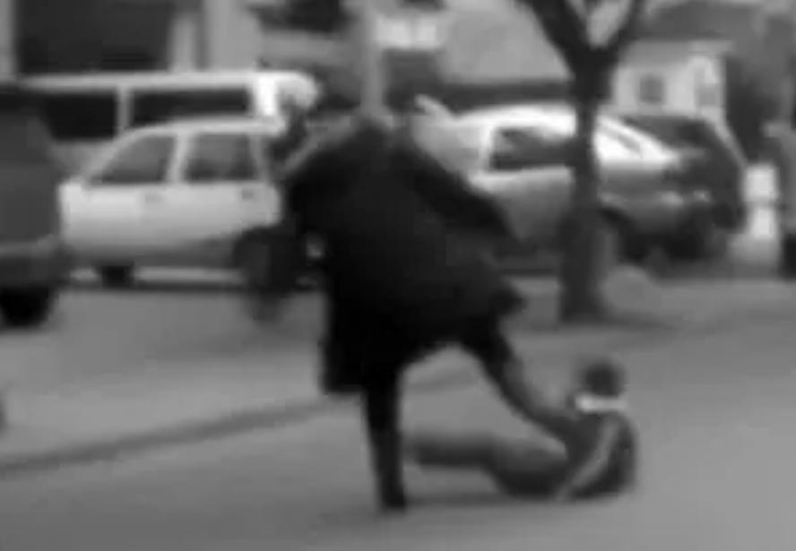 2019年,江苏一饭店女老板抄铁棍暴打闺女被刑拘:她30岁还没嫁人