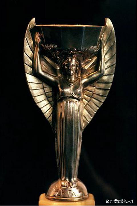 为什么足球世界杯奖杯要还回去？
