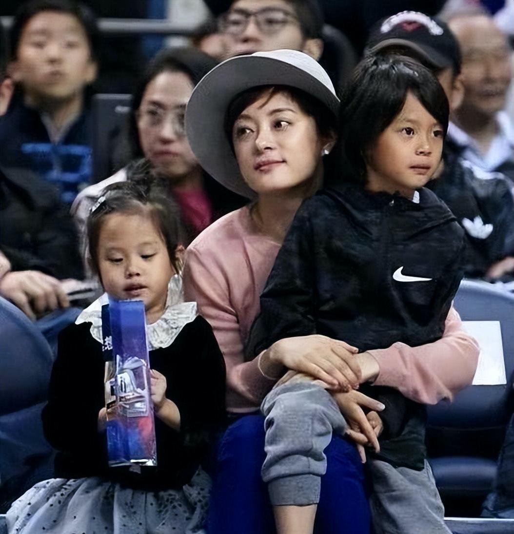 孙俪晒带儿女游玩照,孙俪晒与亲妹妹同框照