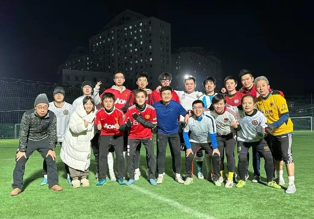 曝关晓彤陪鹿晗踢球，独自在场边挨冻等待两个小时，力破分手传闻