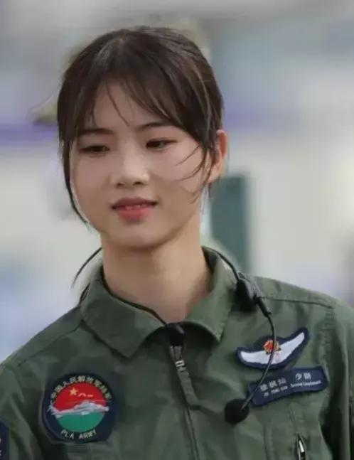 马克龙访华献花的小女孩视频,马克龙访华接机献花的中国女孩