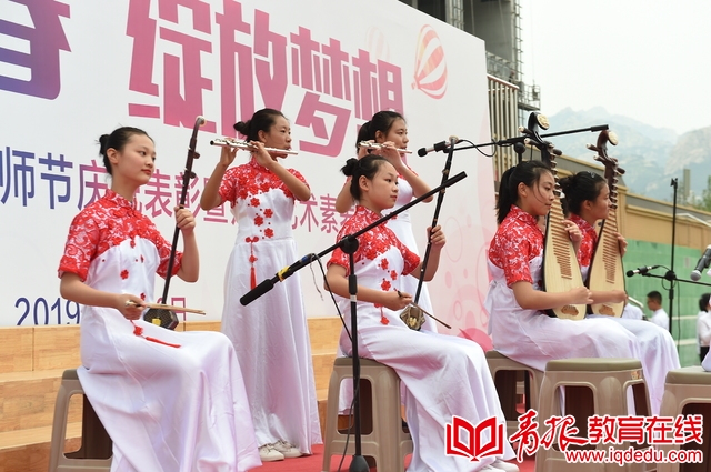 青岛西海岸新区灵山卫中学：红歌响彻“十艺节”，德智体美育少年