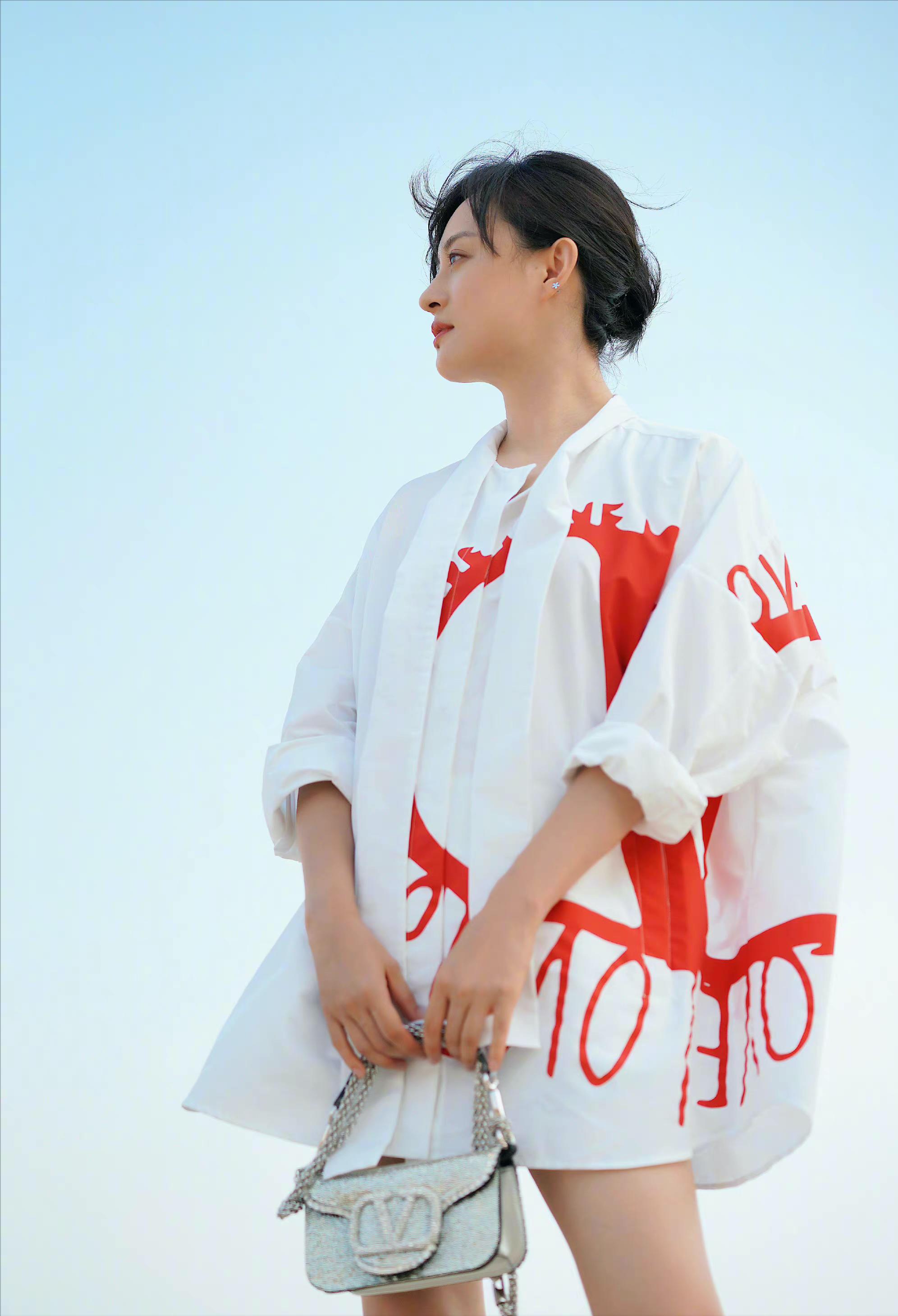 孙俪晒带儿女游玩照,孙俪晒与亲妹妹同框照