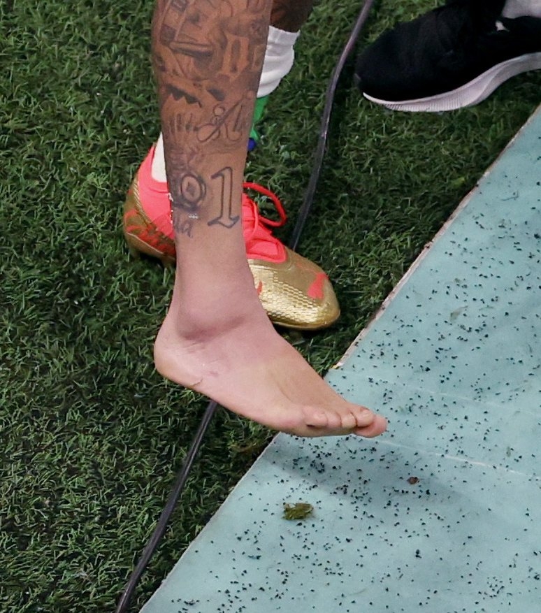 巴西队内马尔受伤瞬间,巴西备战热身赛内马尔被扶正