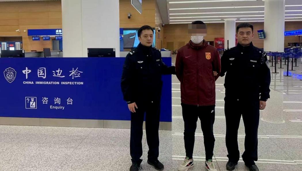 国内一级裁判被抓，戴上*铐手**！曝李铁5月结束关押，人民日报定性